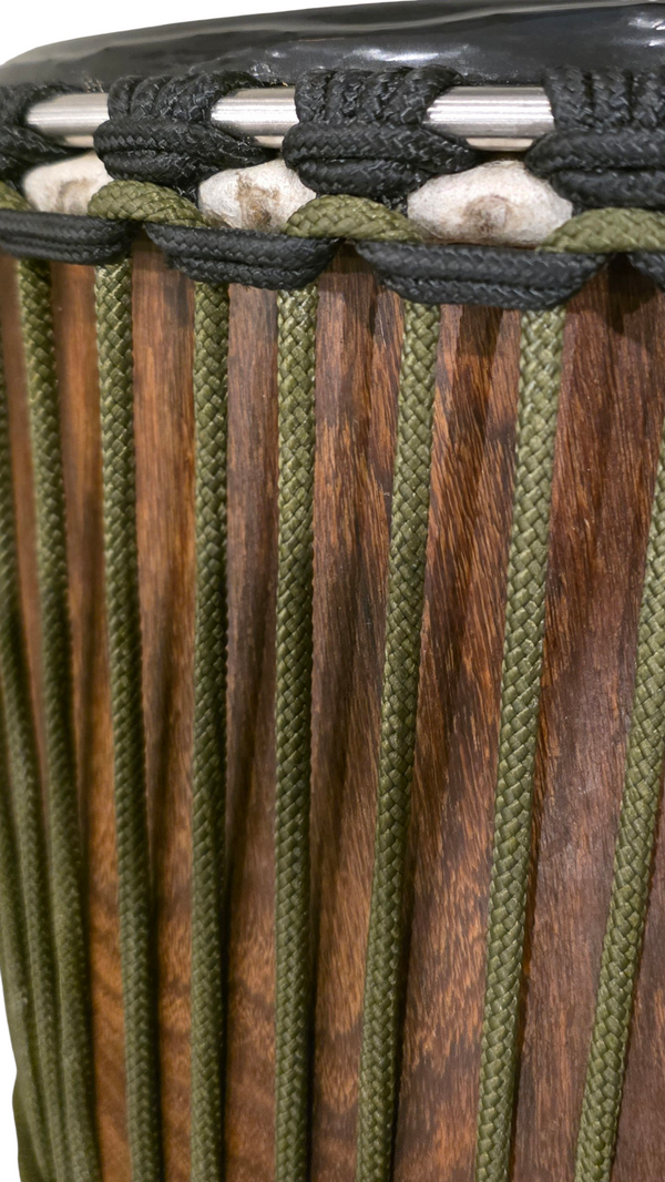 Djembé Guinée K01305-- Offre spéciale Djembé réparé--